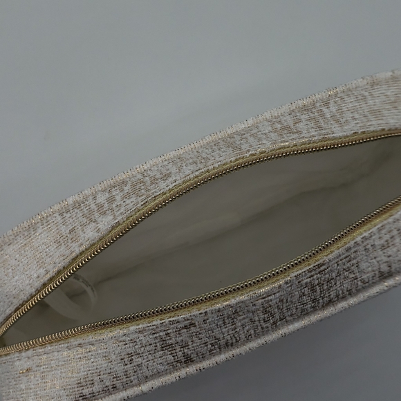 Authentic CHANEL White Leather Jewelry Pouch – Embossed Logo  Authentic Chanel Cosmetic Pouch White Gold